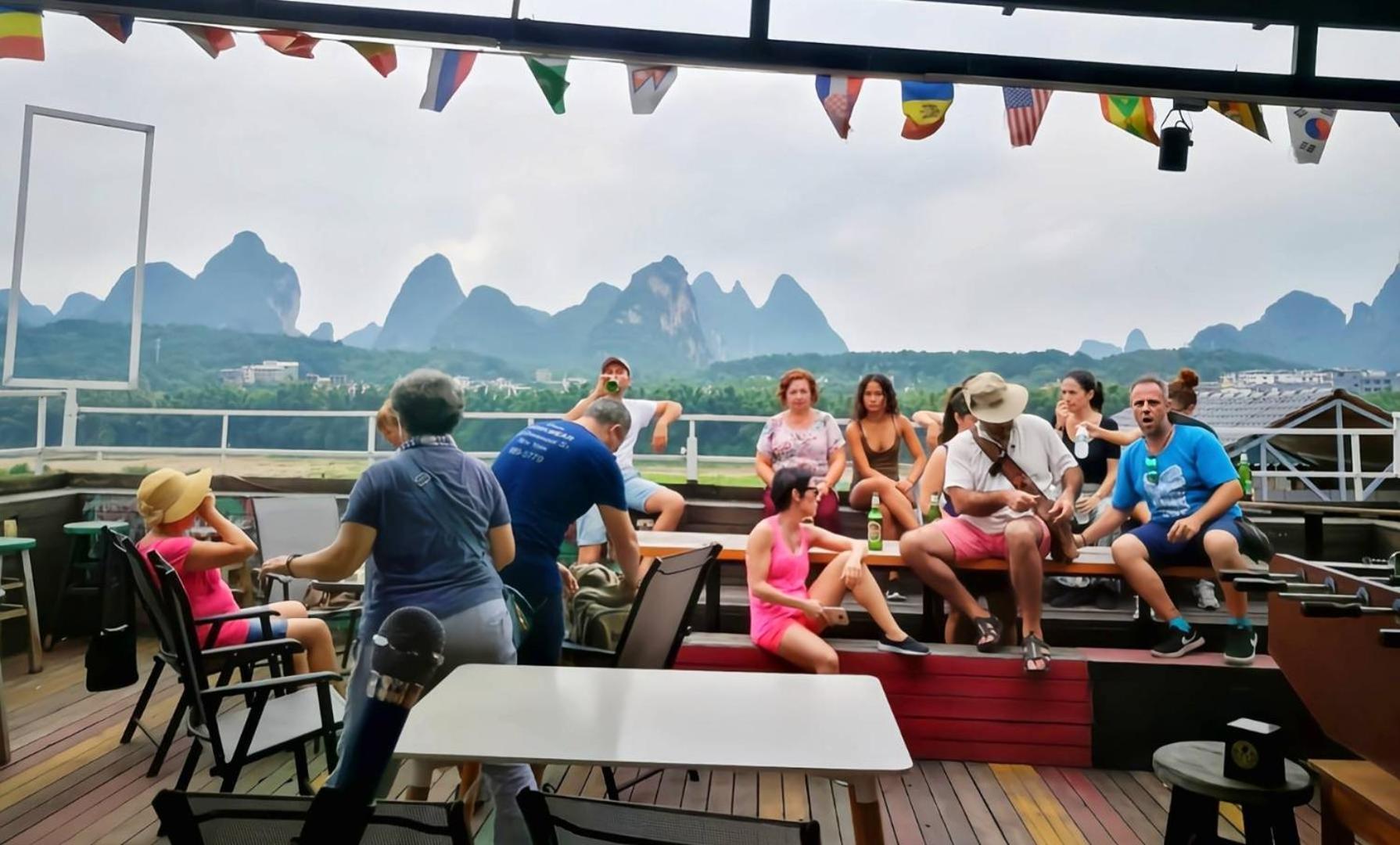 Showbiz Hostel Yangshuo Exterior foto